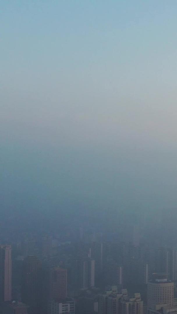 航拍平流雾中的城市和摩天大楼直插云霄视频的预览图