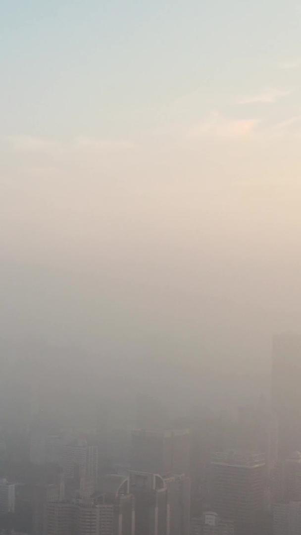 航拍平流雾中的城市和摩天大楼直插云霄视频的预览图