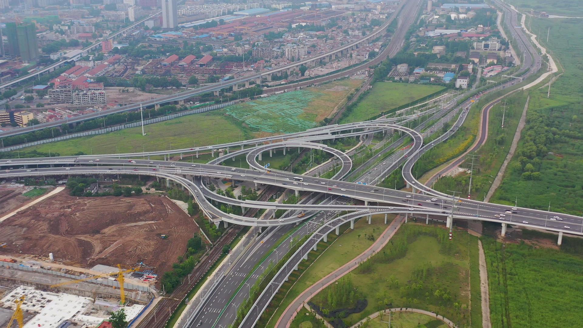 航拍武汉三环线错综复杂的立交桥交通视频的预览图