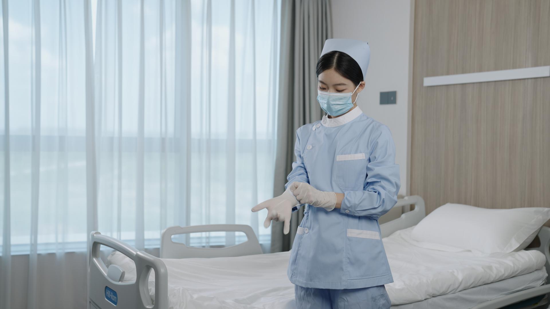 戴好手套的护士视频的预览图