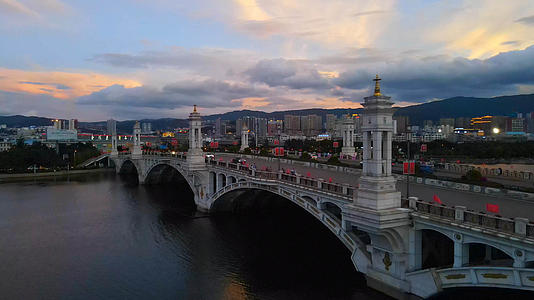 4k蓝天白云夕阳下的大桥航拍视频的预览图