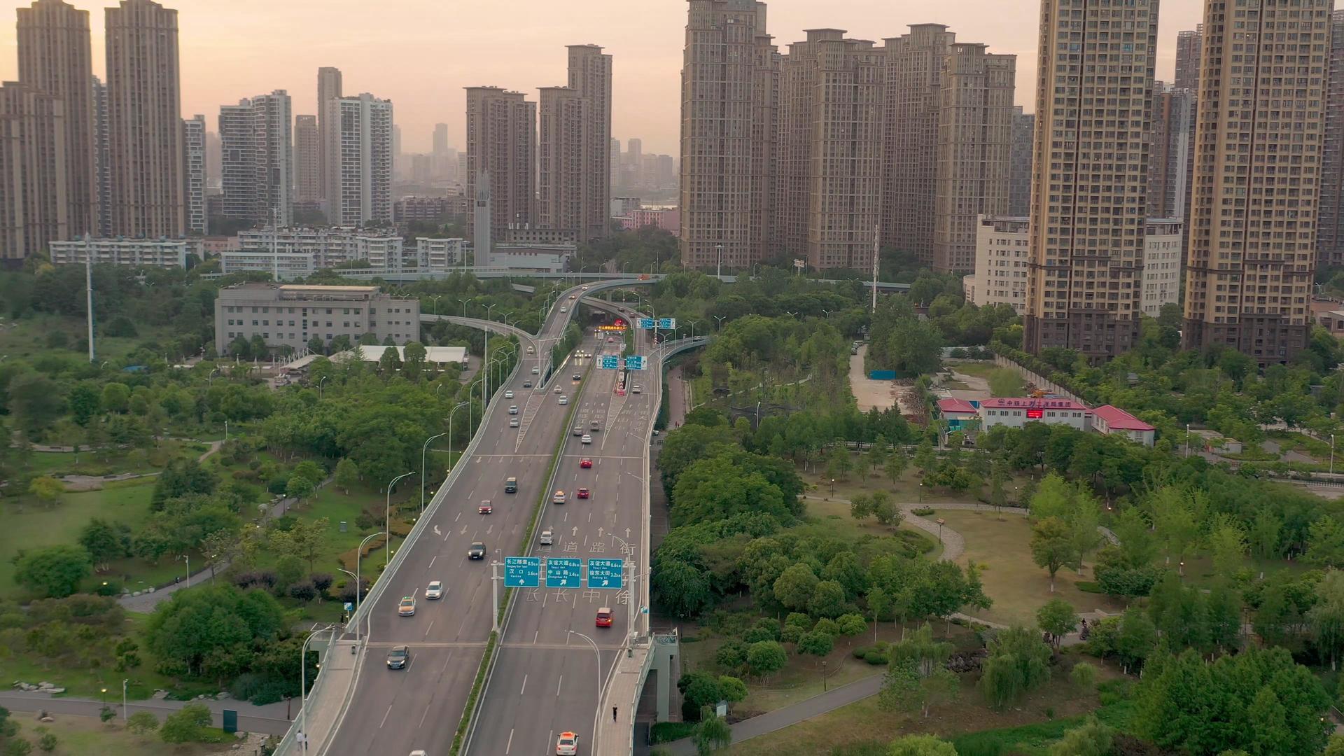 航拍武汉长江隧道入口交通视频的预览图