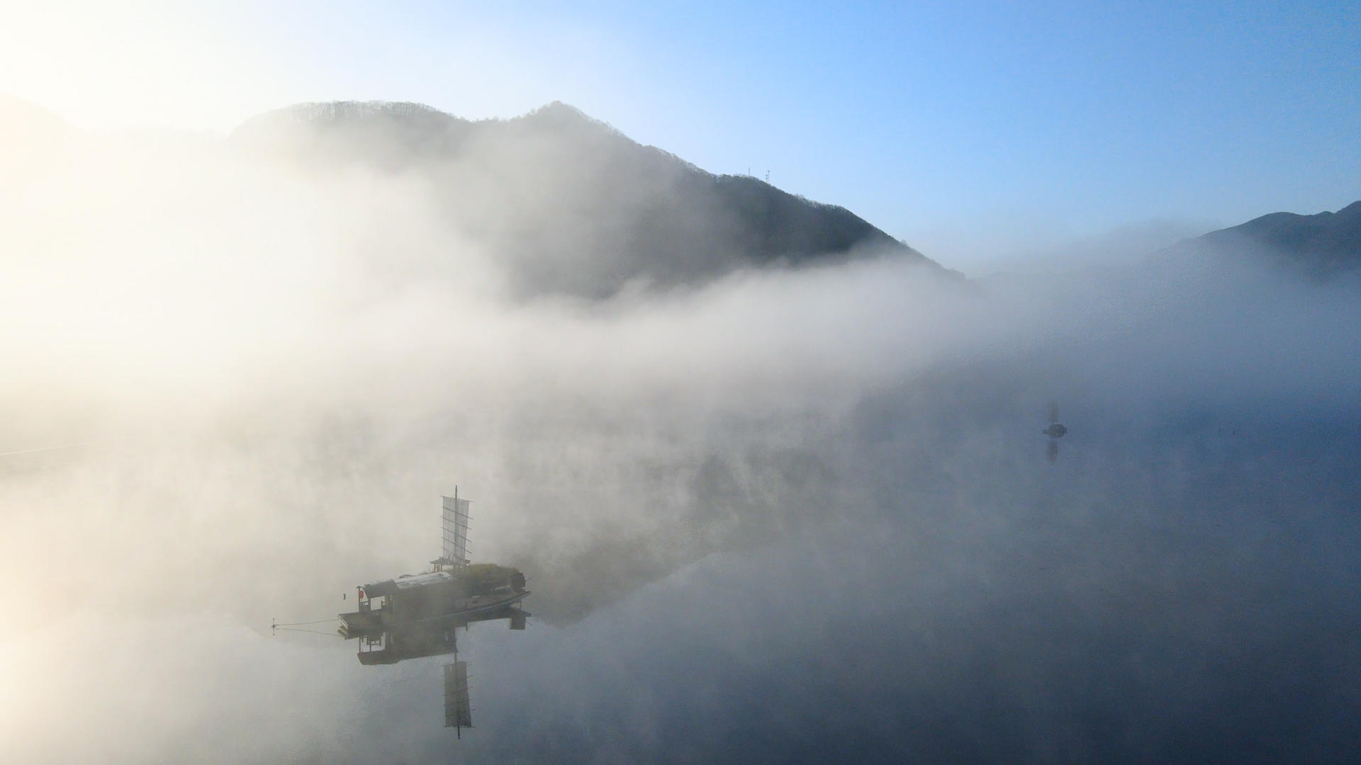 神农架5A景区大九湖清晨晨雾中国风帆船航拍环绕4K视频的预览图