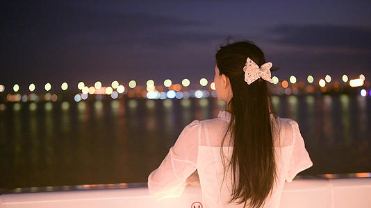 4K夜晚海边的少女远眺大海视频的预览图