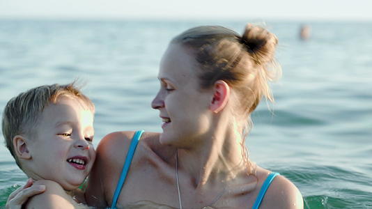 儿子和母亲在海上洗澡视频的预览图