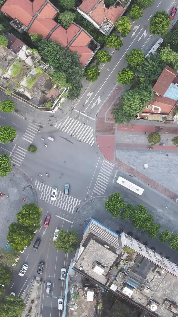材料延时摄影城市老街区交通路口视频的预览图