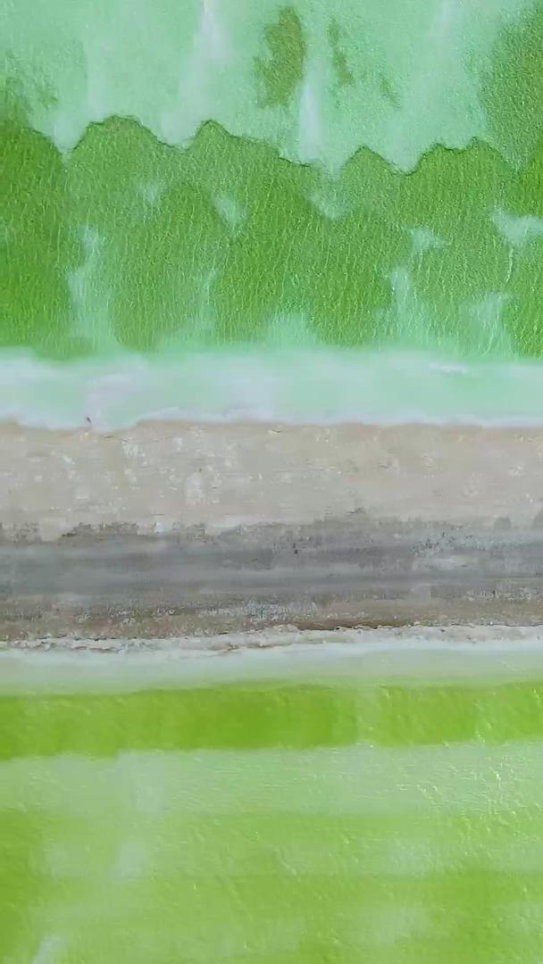 青海茫崖双色翡翠湖景航拍视频视频的预览图