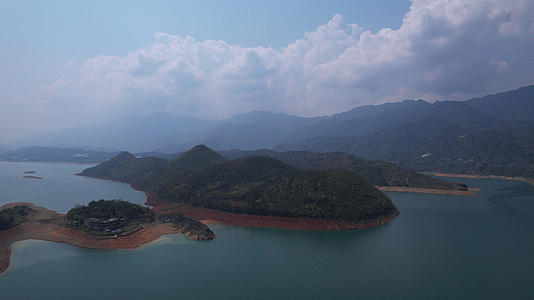 航拍湖南郴州5A级旅游景区东江湖群山岛屿自然风光4k素材视频的预览图