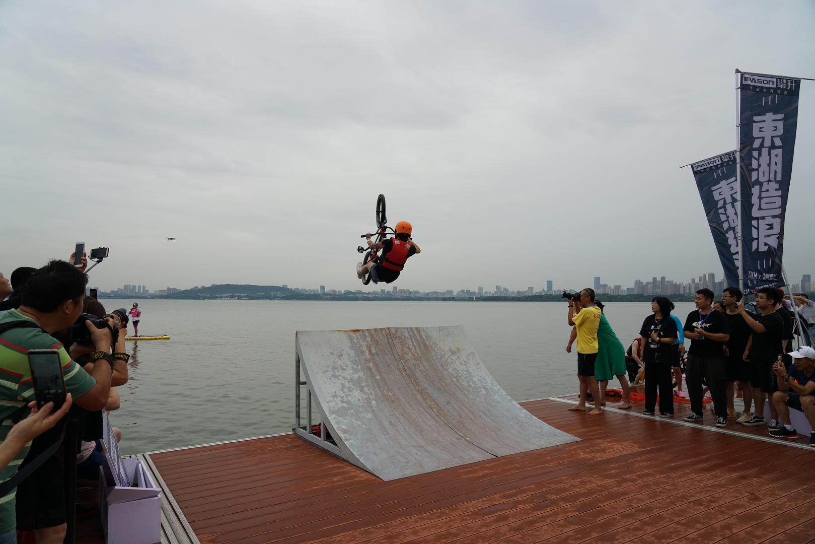 慢速摄影武汉跳东湖活动视频视频的预览图