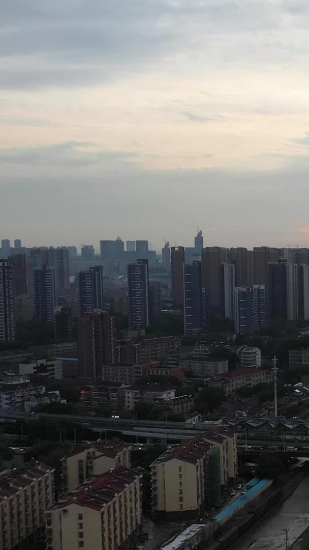南京应天高架航拍日落城市建筑群视频的预览图