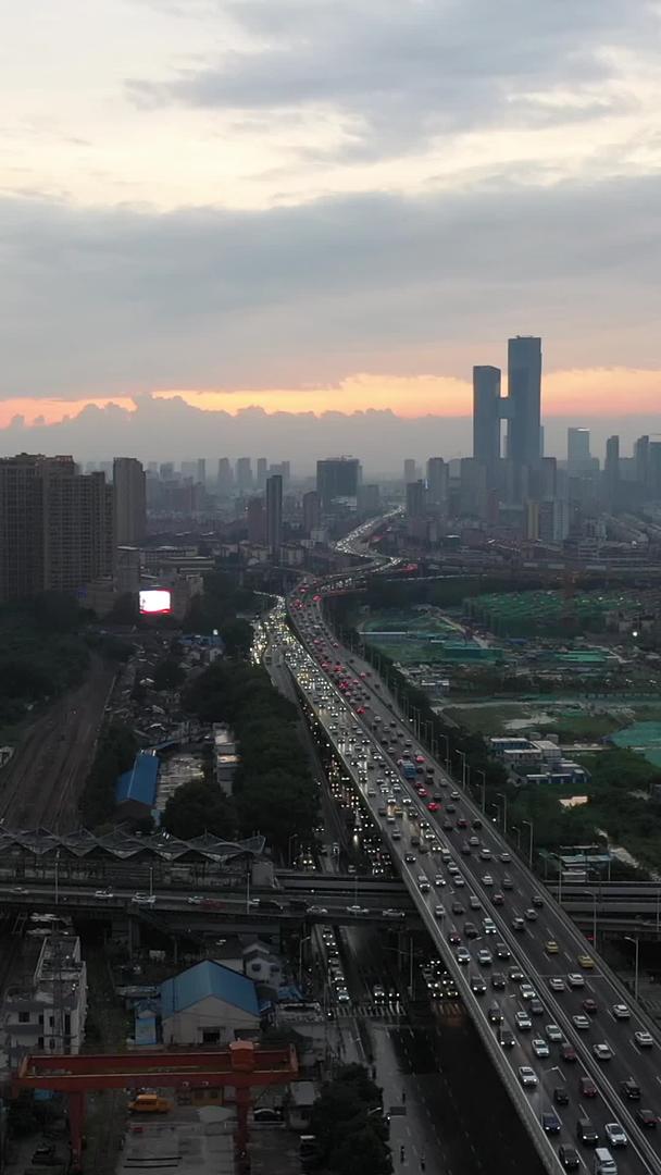 南京应天高架航拍日落城市建筑群视频的预览图