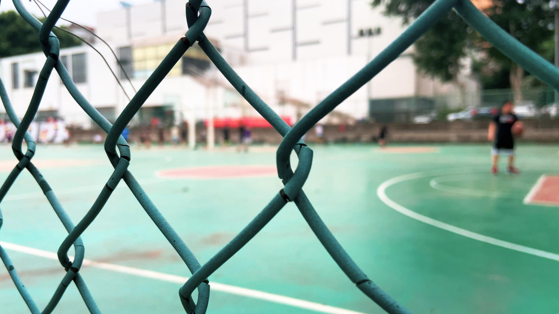 4K实拍校园篮球场学生娱乐打篮球视频的预览图