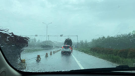 4K实拍夏季大雨暴雨私家车前窗外雨刮器视频的预览图