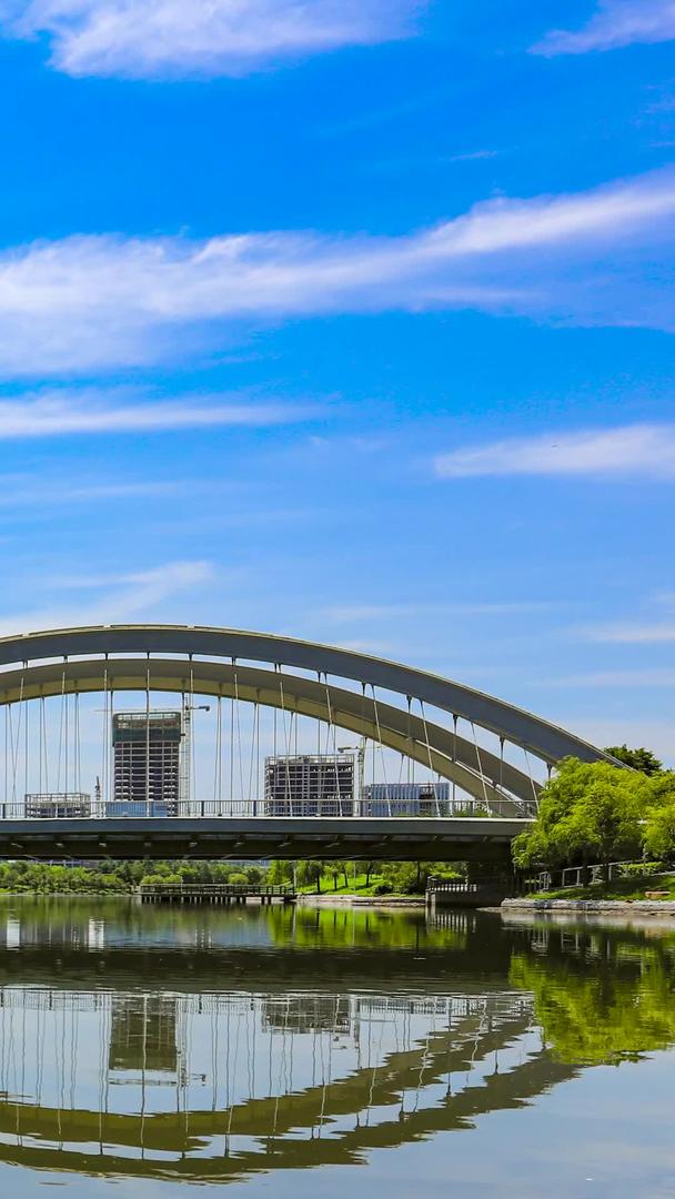 青岛高清高新区标志悬索桥蓝天白云延迟视频的预览图