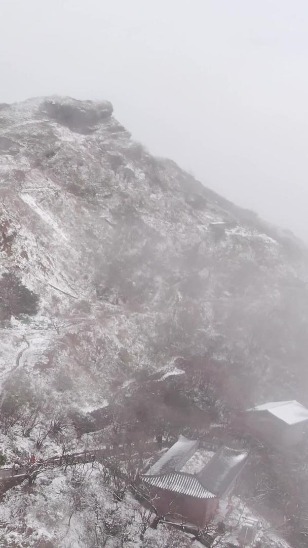航拍梵净山承恩寺雪景视频的预览图