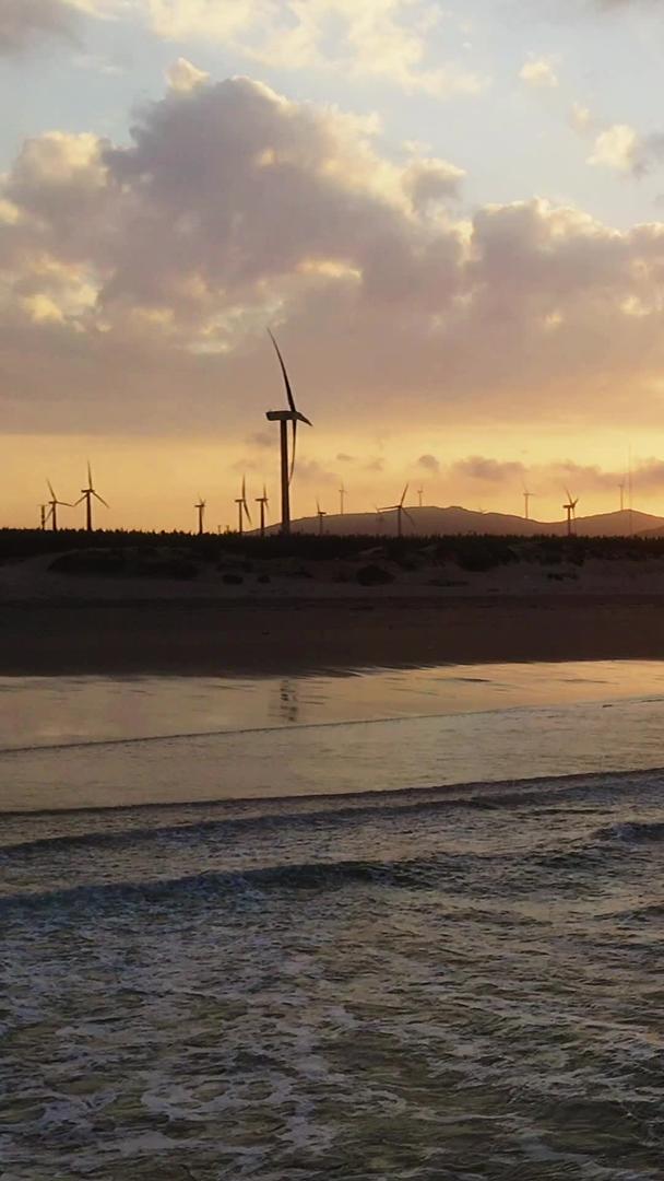 航拍海边黄金夕阳海上风电视频的预览图