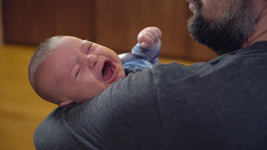 新生儿和起哭的新生儿视频的预览图