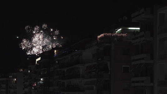 夜晚烟花在大型住宅区上空绽放视频的预览图