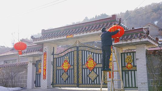 4K春节乡村大门挂灯笼贴对联视频的预览图