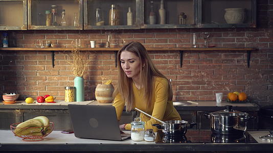 女性在早餐时用电脑工作视频的预览图