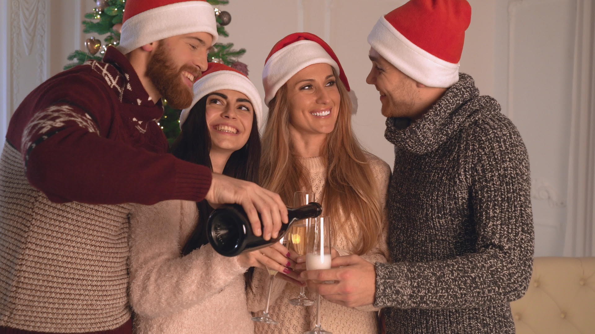 情侣们用酒杯庆祝圣诞节视频的预览图