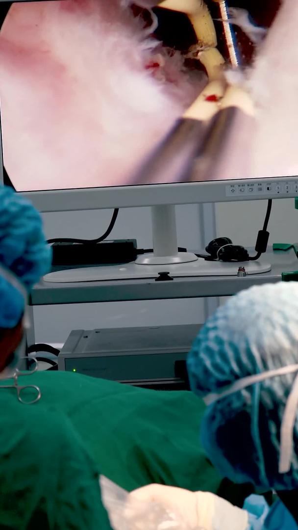 医院手术室正在做腔镜手术视频的预览图