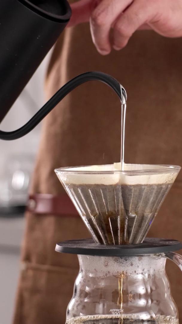 竖屏咖啡师冲咖啡特写镜头视频的预览图