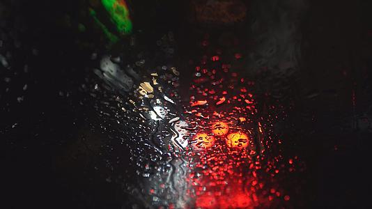 下雨天车前窗的雨水痕迹水滴视频的预览图