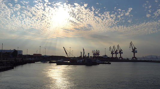 夕阳下的港口视频的预览图