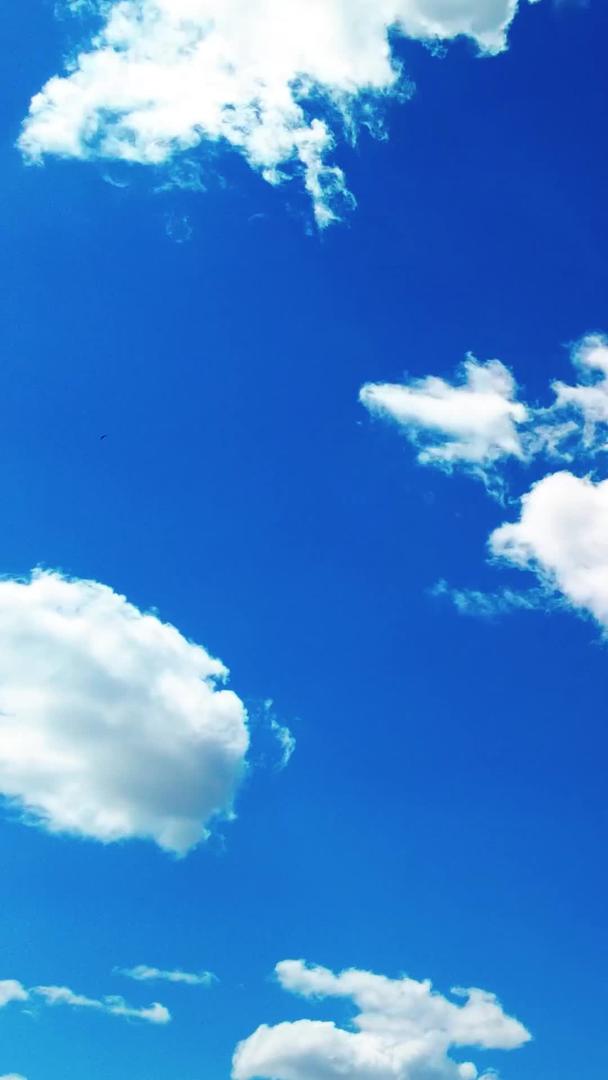 拍摄天空延时蓝天白云涌动的视频素材视频的预览图