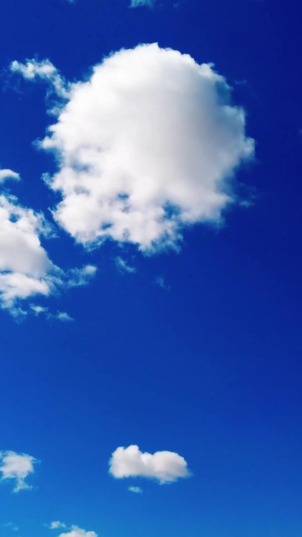 拍摄天空延时蓝天白云涌动的视频素材视频的预览图