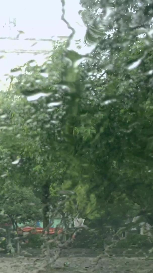 雨天窗玻璃上的雨滴视频的预览图