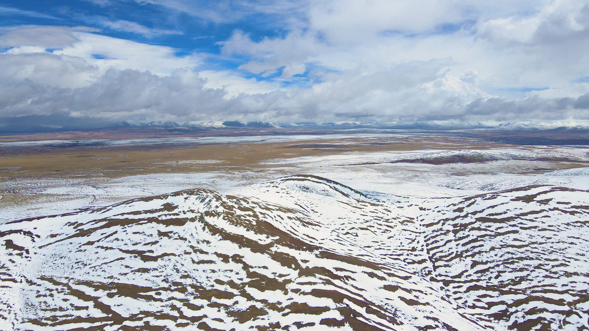 4K航拍世界屋脊青藏高原雪山视频的预览图