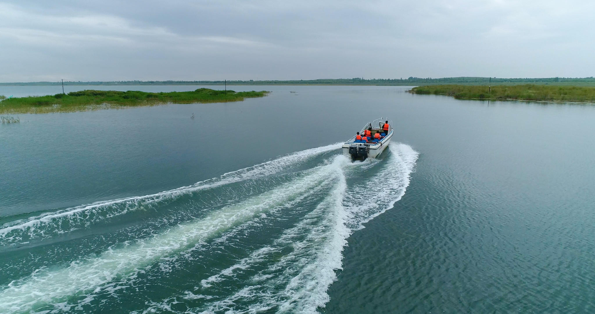 榆林红碱淖湿地景区游船4K航拍视频的预览图