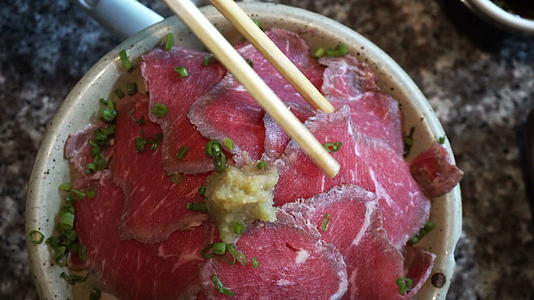 用筷子在餐厅吃日本生肉片视频的预览图