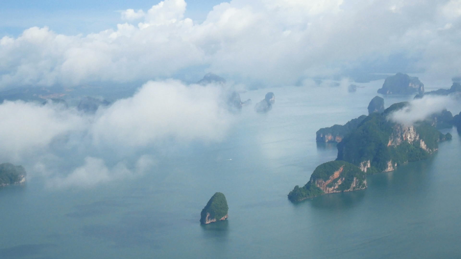 泰国普吉岛周围有许多美丽的自然景观的小岛视频的预览图