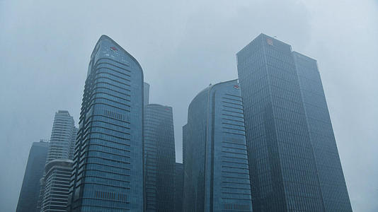 4K雨天的深圳前海建筑群视频的预览图