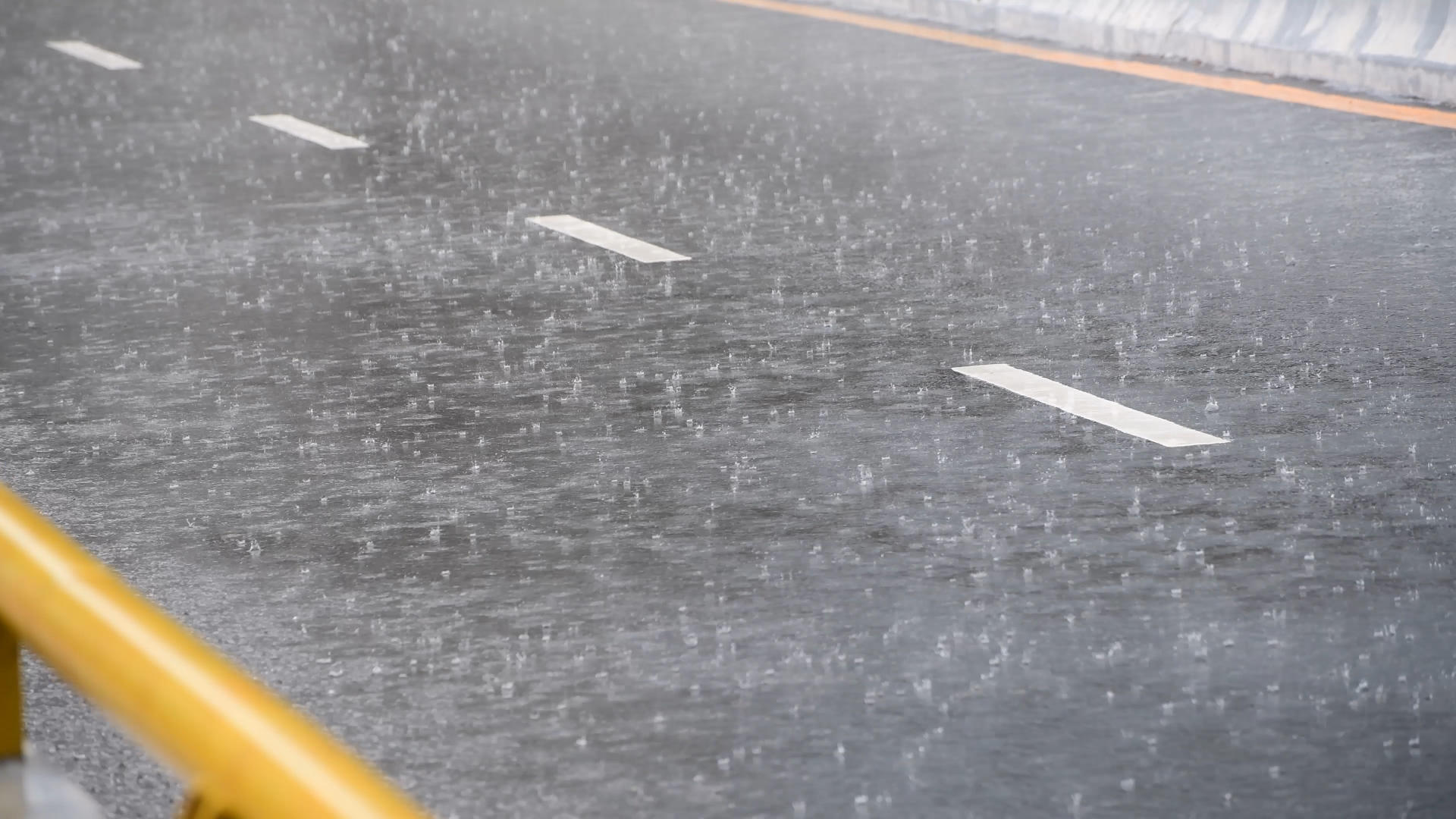 4K雨天的公路视频的预览图