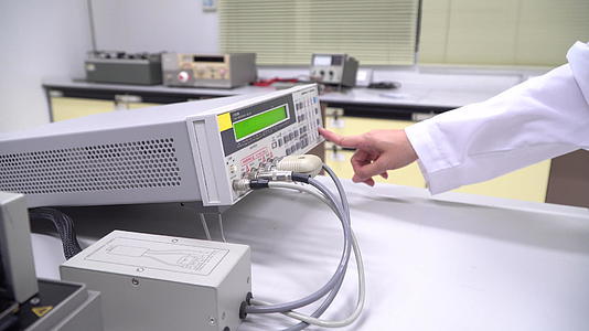 科学家们在测量创新研究实验室中使用多功能科学仪器视频的预览图