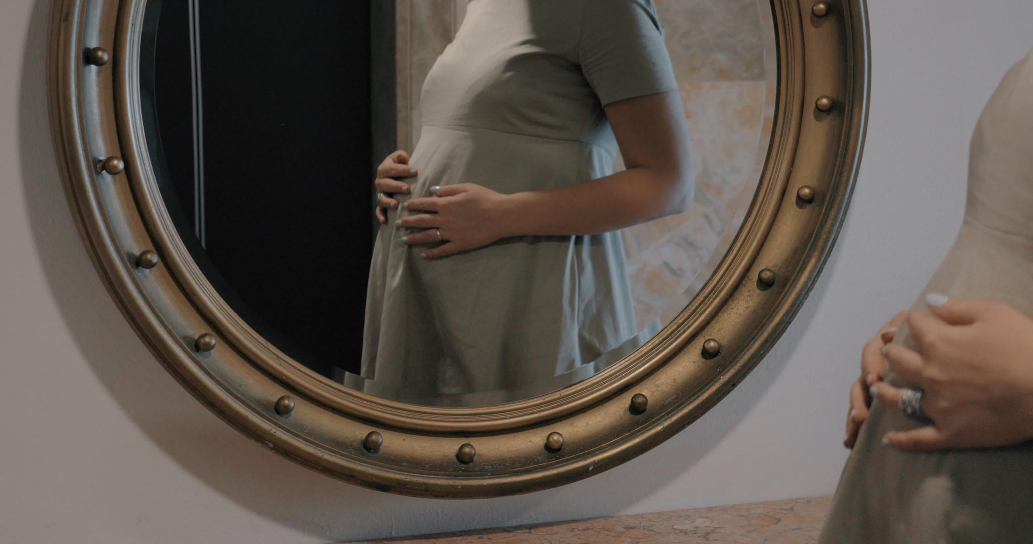 孕妇看着镜子摸摸肚子视频的预览图