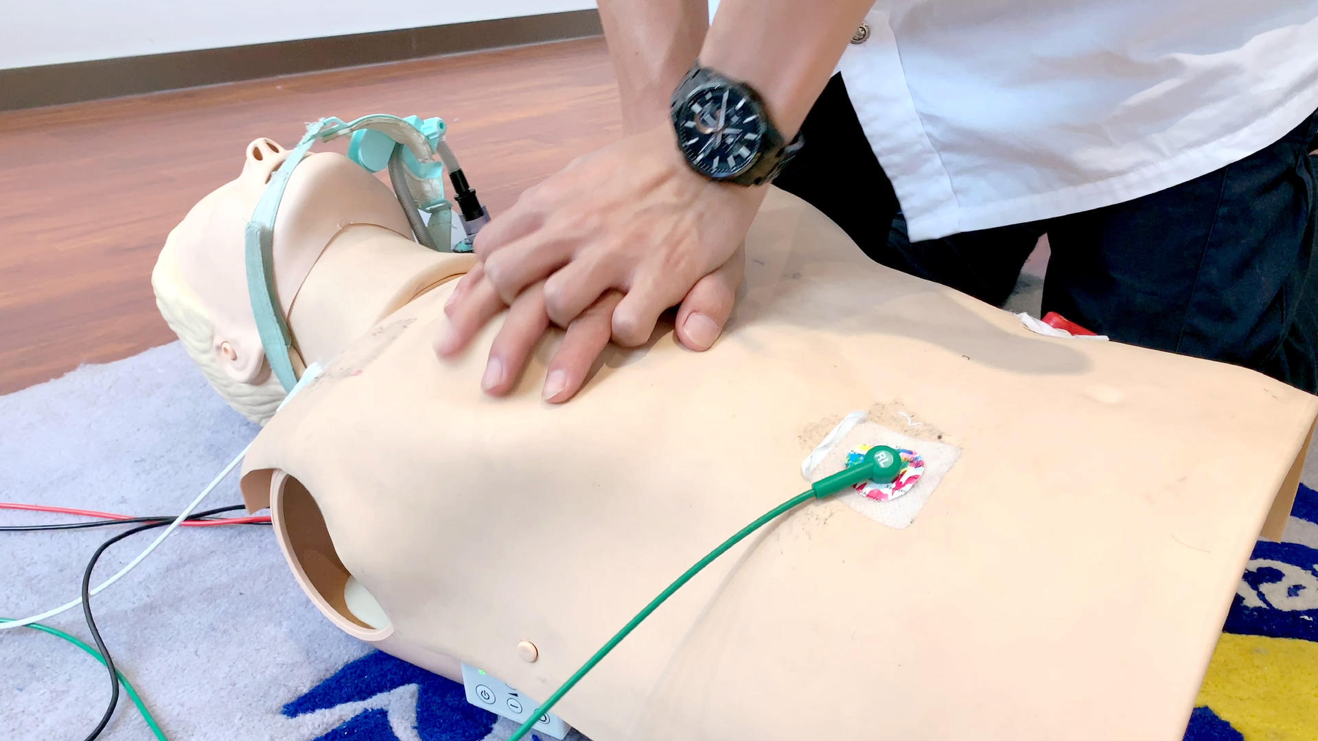 模拟人训练心肺复苏视频的预览图