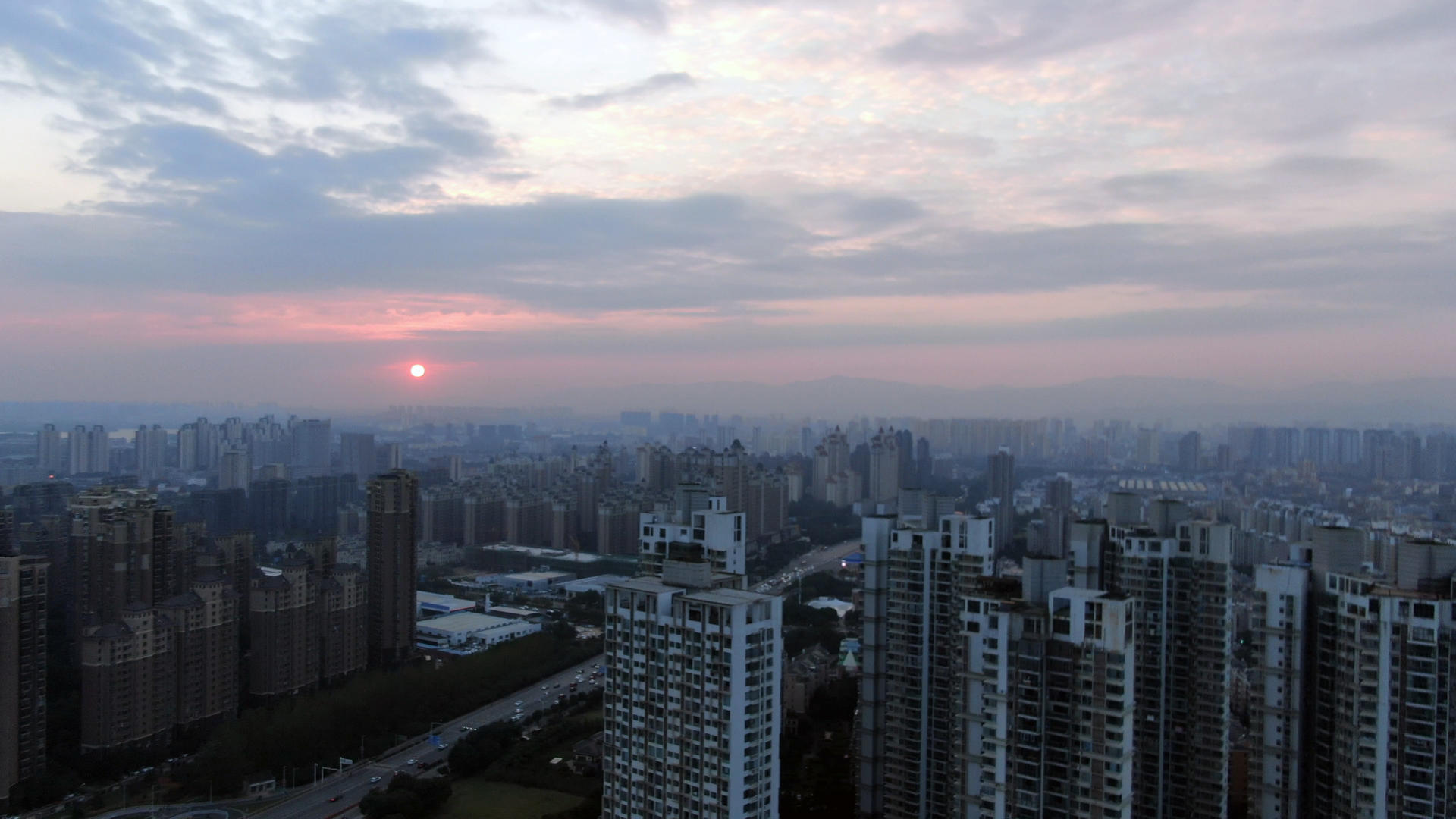 航拍城市日落视频的预览图