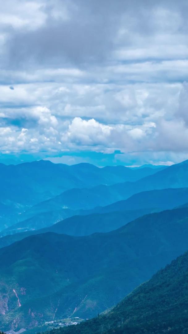 延时国道214山峰云彩素材视频的预览图