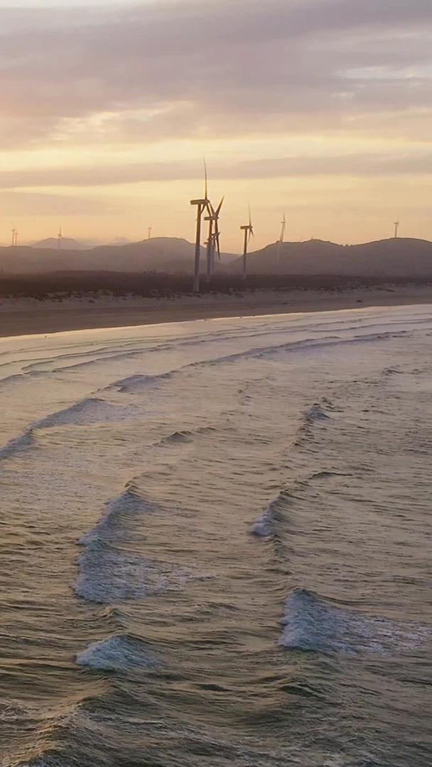 夕阳下的沙滩和风车视频的预览图