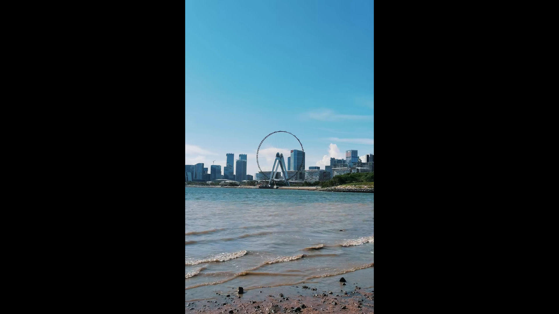 海滨城市公园幸福摩天轮空镜竖屏视频的预览图