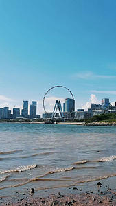海滨城市公园幸福摩天轮空镜竖屏视频的预览图