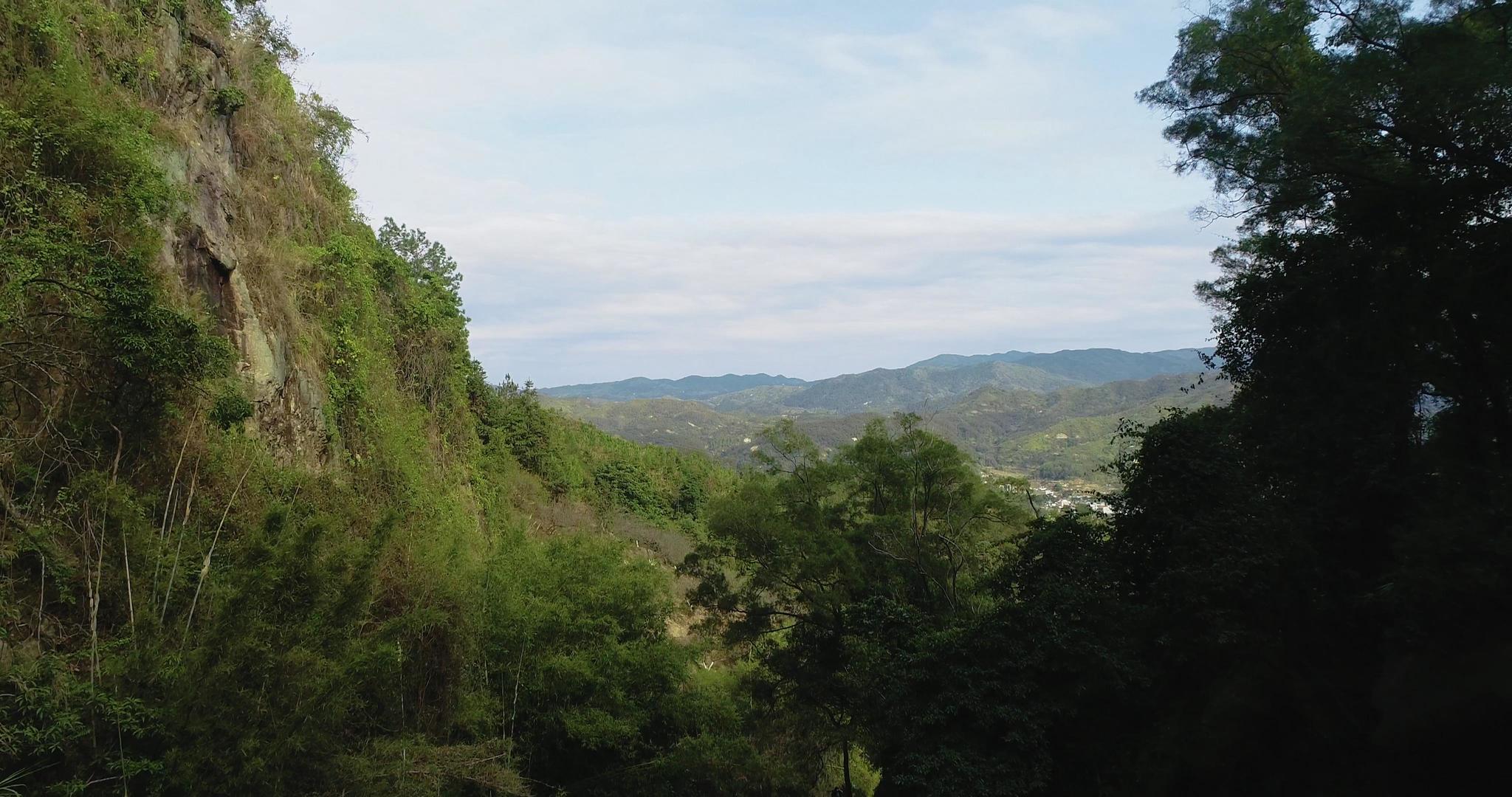 山涧之中飞出4K航拍视频的预览图