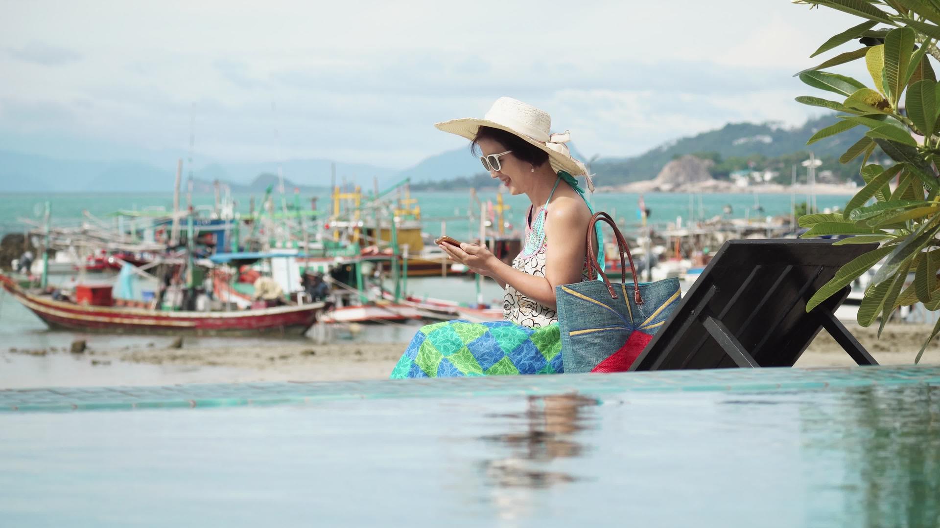 泰国河畔深岛海滩上的中年女性放松视频的预览图