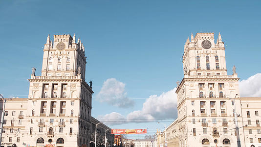 白俄罗斯城市地标明斯克之门欧洲古典建筑建筑城市街头车流行人视频的预览图