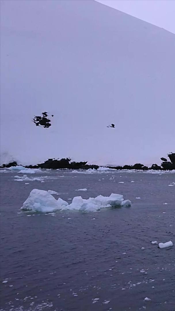 冰雪融化的南极大陆视频的预览图